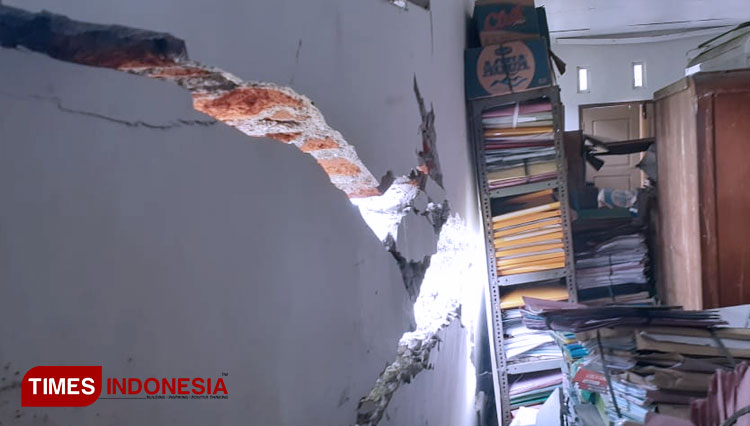 Kondisi ruanga di kantor Bapemas Pacitan yang ambles akbat gerusan aliran sungai. (FOTO: Rojihan/TIMES Indonesia)