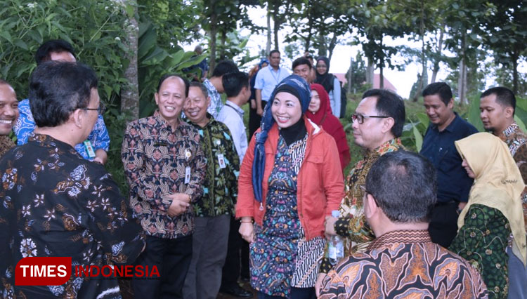 Kapusdiktan Dr. Idha Widi Arsanti, SP.MP saat memimpin FGD di lapangan, berlokasi di lahan Praktek Sumbul. (FOTO: AJP/TIMES Indonesia)