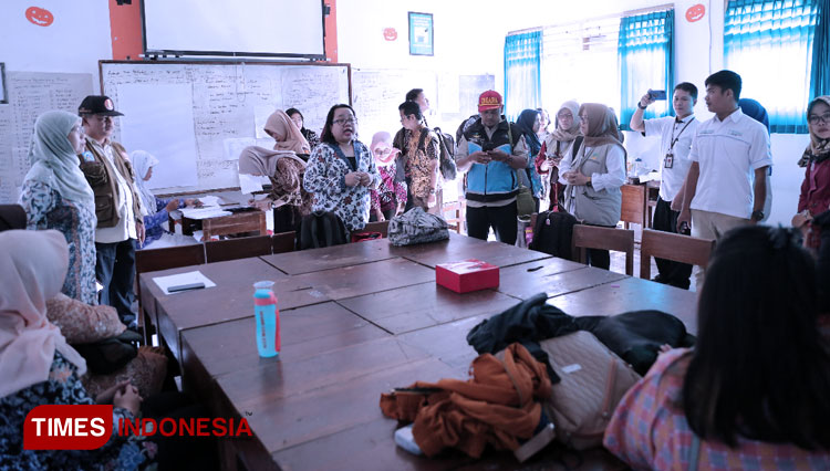 Tim relawan UGM saat melakukan pendampingan di SMPN 1 Turi. (FOTO: Humas UGM/TIMES Indonesia) 