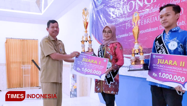 Wachidatus Chomariyah menerima penghargaan Juara I Duta Baca Lamongan 2020. (FOTO: Rif’atul Machmudah/AJP TIMESIndonesia)