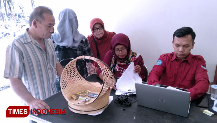 Eks buruh melakukan penandatanganan surat kuasa eksekusi dengan BKBH UMS. (Muhamad Shidiq/Times Indonesia)