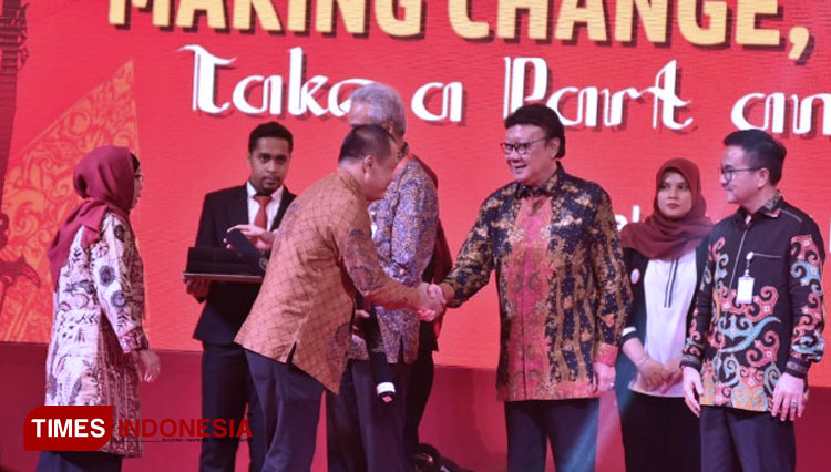 Bupati Karanganyar Juliyatmono menerima Sakip Award dari Menpan RB Tjahjo Kumolo di Yogyakarta. (Foto: Muhamad Shidiq/TIMES Indonesia)