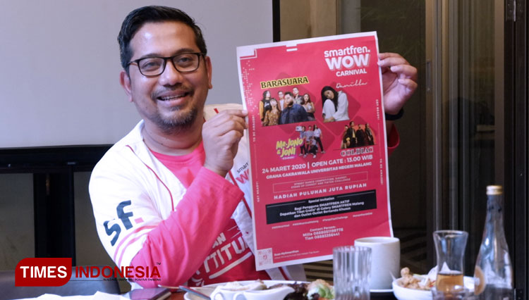 Regional Head Smartfren South East Java Muhammad Cahyadi shows a poster about Smartfren WOW Carnival 2020 event. (PHOTO: Naufal Ardiansyah/ TIMES Indonesia)