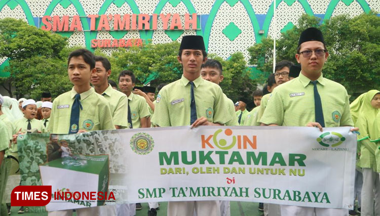 Penuh Semangat Cinta Tanah Air, Sekolah Ta'miriyah Surabaya Sambut Koin Muktamar NU