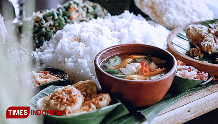 Ubud Hotel dan Cottages Malang menawarkan paket menu Megibung yang disertai dengan tata cara yang sama seperti di Bali. (FOTO: AJP TIMES Indonesia)