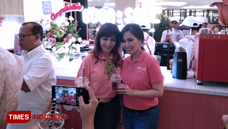 Co-founder PT Buba Prima Svastarini, Ir Dewi Rotua Silalahi MM saat berfoto di depan gerai perdananya di FX Sudirman Jakarta (Edi Junaidi Ds/TIMES Indonesia) 