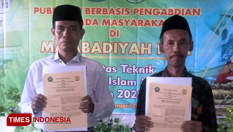 Dekan FT Unisma Malang bersama Kepala Sekolah MA. Abadiyah Gabus. (FOTO: AJP TIMES Indonesia)