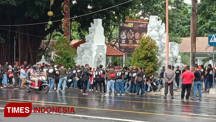 Suasana demo dukung PT BSI di depan kantor Bupati Banyuwangi. (FOTO: Agung Sedana/ TIMES Indonesia)