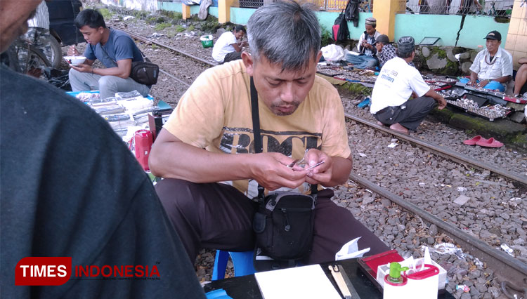 Gigihnya Arifin, Penjual Jasa Pelindung Kartu Identitas di Pasar Comboran