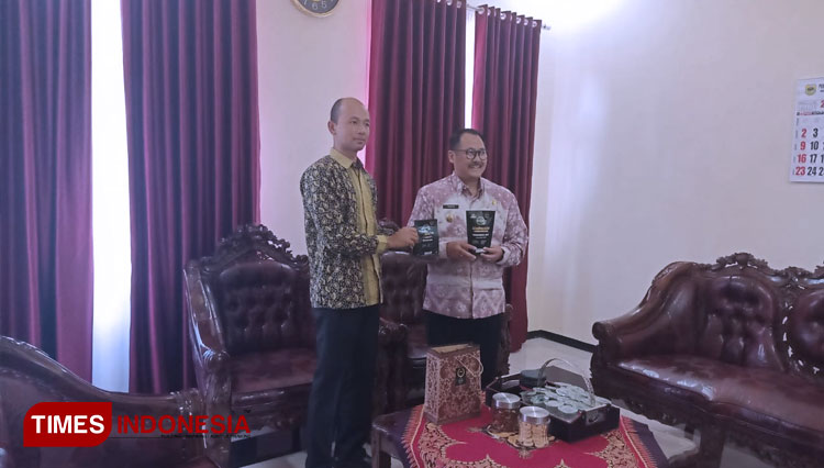 Wakil Bupati Bondowoso Irwan Bachtiar Rahmat saat menerima Kepala KPKNL Jember (Foto: Moh Bahri/TIMES Indonesia)