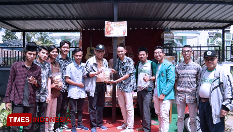 Foto bersama Kelompok 02 bersama Rektor Unisma Malang menunjukkan hasil produk kripik singkong khas Sumatera. (FOTO: AJP TIMES Indonesia)