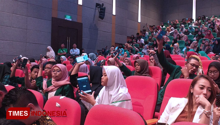 Gubernur Khofifah Indar Parawansa satu acara dengan Londo Kampung di Auditorium UNUSA (FOTO: Innntan Wulandari/TIMES Indonesia)