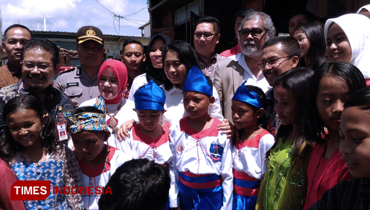 Menteri Pemberdayaan Perempuan dan Perlindungan Anak, I Gusti Ayu Bintang Darmawanti SE MSi saat berkunjung ke Kampung Ramah Anak Desa Punten (FOTO: Muhammad Dhani Rahman/TIMES Indonesia)
