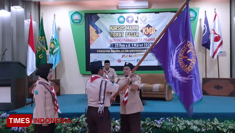 Penyerahan Panji Bendera Pelatihan dari Kapusdiklatcab Witaraga kepada Pelatih KMD sebagai Simbol Dimulainya Kegiatan Pelatihan KMD. (FOTO: AJP TIMES Indonesia)