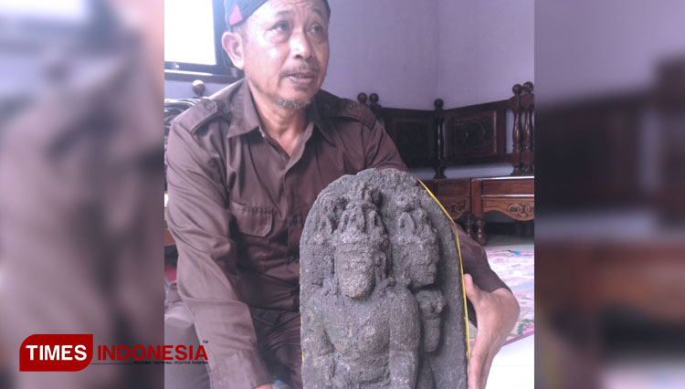 Arkeolog BPCB Trowulan Jatim saat memeriksa kondisi Arca Siwa Trisira. (FOTO: Muhammad Dhani Rahman/TIMES Indonesia) 
