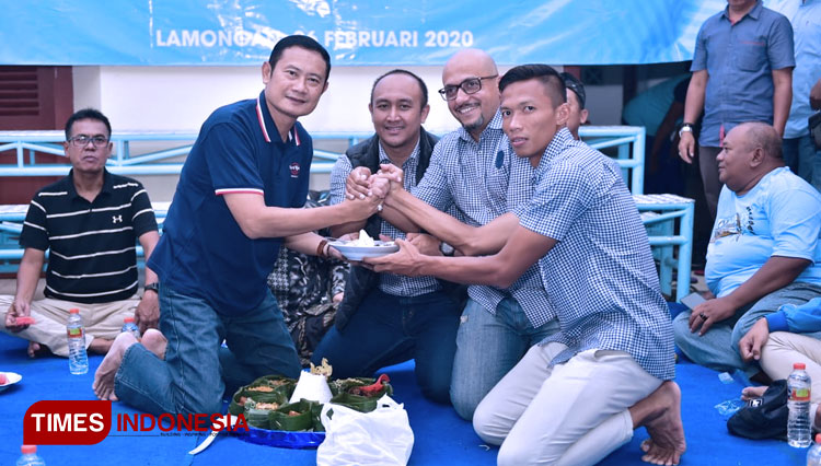 CEO Persela Lamongan, Yuhronur Effendi memberikan potongan tumpeng kepada pemain Persela, Eky Taufik, Rabu (26/2/2020). (FOTO: MFA Rohmatillah/TIMES Indonesia)
