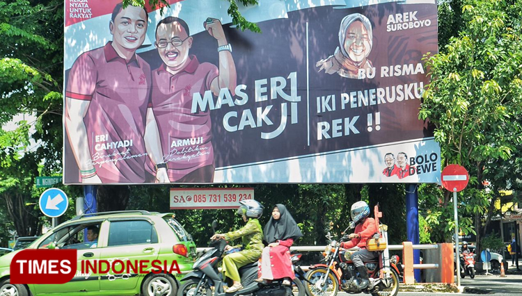 Salah satu baliho pasangan kandidat Pilkada Surabaya 2020 Eri Cahyadi - Armuji terpasang di tengah ruas Jalan Semolowaru, Surabaya, Jumat (28/2/2020).(Foto : Candra Wijaya/TIMES Indonesia) 