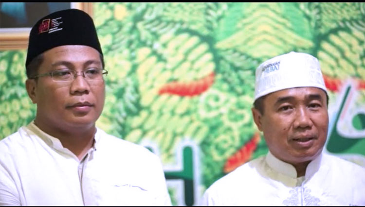 Kades Hendra Budi Krisna (kiri) bersama Camat Kadur Amirus Saleh (Kanan) dalam gelar acara Pamekasan Bersolawat di Desa Gagah (26/2/2020) (FOTO: Istimewa)