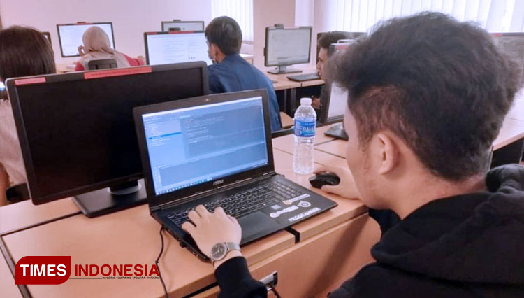Mahasiswa Sistem Informasi UNAIR tengah asik coding.. (FOTO: AJP/TIMES Indonesia)