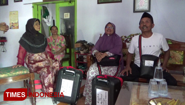 Pasutri Siti Khadijah dan Lianto (paling kiri), saat ditemui di kediamannya. (FOTO: Happy/TIMES Indonesia)
