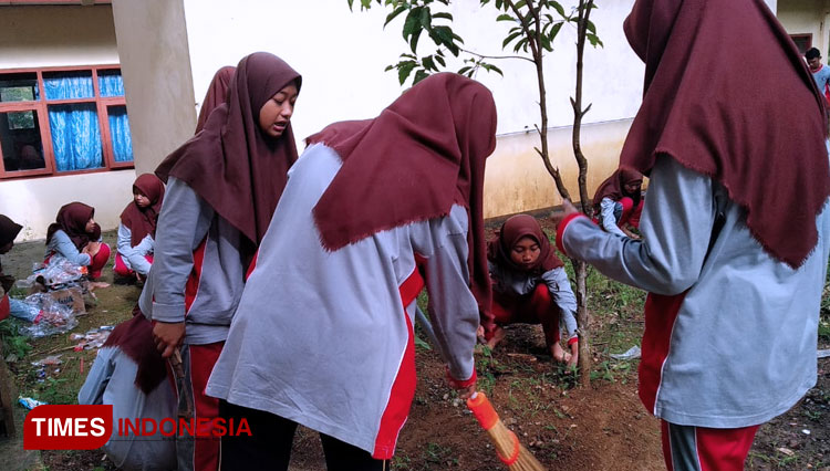 Peduli Sampah, SMAN Tulakan Pacitan Adakan Gerakan Pungut Sampah