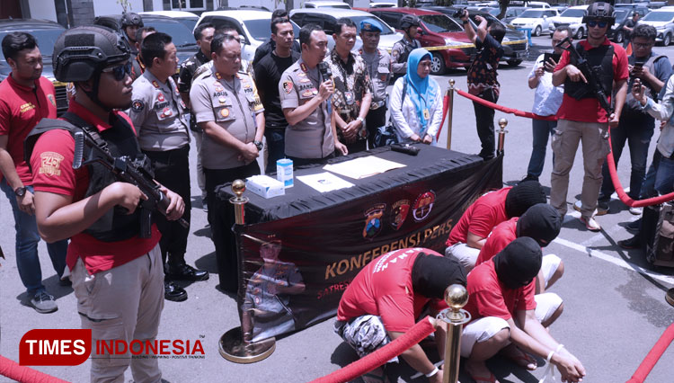 Kapolrestabes Surabaya Kombes Pol Sandi Nugroho beserta jajaran menunjukkan barang bukti dan tersangka kasus penggelapan mobil yang berhasil diamankan di Mapolrestabes Surabaya, Jumat (28/2/2020). (FOTO: Candra Wijaya/TIMES Indonesia)