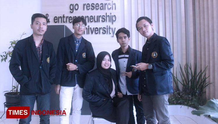 Gilby Dhilga Yodias (pinggi kanan) dan mahasiswa peserta Student Exchange 2020 ke UTHM Malaysia. (FOTO: AJP/TIMES Indonesia)