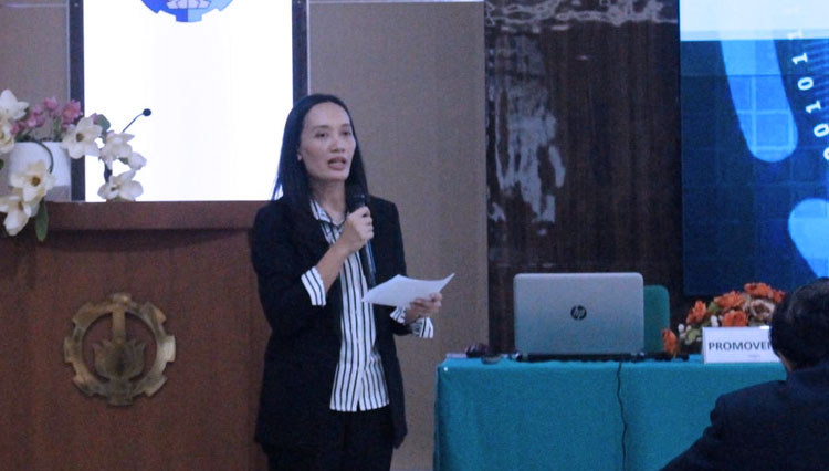 Tita Karlita saat sidang terbuka program doktor di Institut Teknologi Sepulih Nopember (ITS). (Foto: Humas ITS)