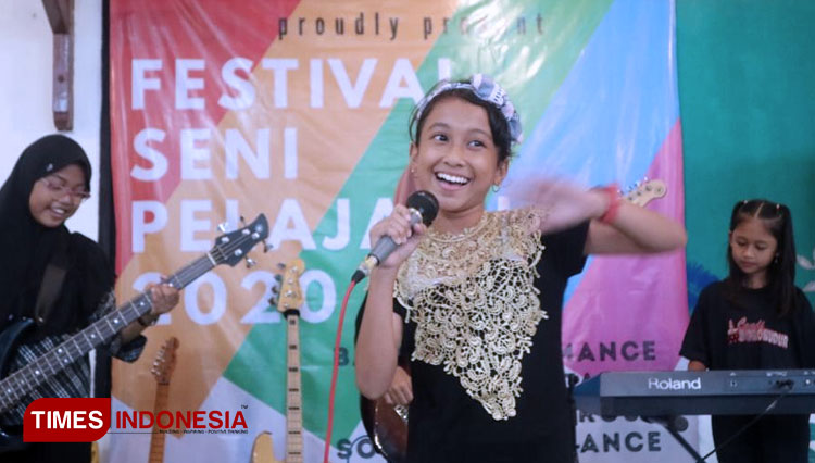Penampilan atraktif band cilik dalam Festival Seni Pelajar I persembahan Indonesia Bermusik di Kafekuztik, Surabaya, Sabtu (29/2/2020).(FOTO: Lely Yuana/TIMES Indonesia) 