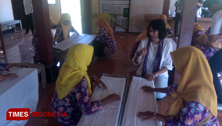 Kelompok Wanita (KW) Makmur Desa Tepus Gunung Kidul sedang membuat pola batik. (FOTO: Dwijo Suyono/TIMES Indonesia)