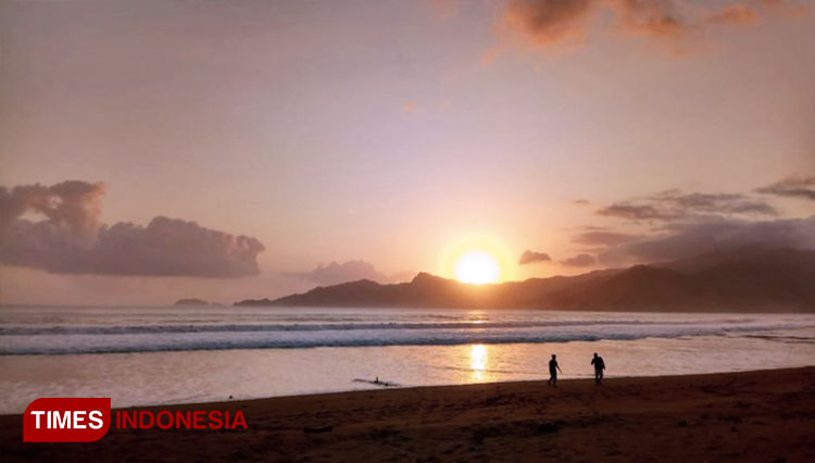 Panorama Pantai Blado (FOTO: Ade Rian Primatama/ AJP TIMES Indonesia)