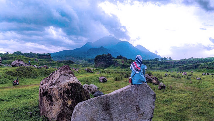 Pengunjung menikmati keindahan Ranu Manduro, atau lokasi wisata baru yang menyuguhkan padang rumput di bawa kaki gunung Penanggungan di Desa Manduro Manggung Gajah, Kecamatan Ngoro, Mojokerto. (FOTO: wisatamantap)
