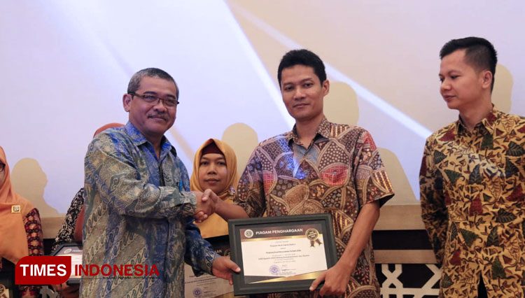 Rektor Berikan Penghargaan Ke Empat Alumni Berprestasi Universitas 