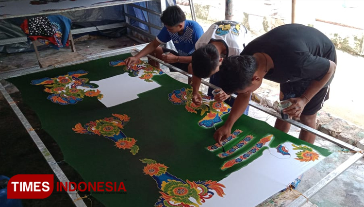 Salah satu batik khas Sumenep buatan Tohari yang sedang diwarnainoleh karyawannya di rumah produksi, Desa Gingging Bluto, Sumenep, Ahad (1/3/2020). (Foto: Ach. Qusyairi Nurullah/TIMES Indonesia).