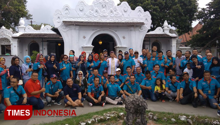 Anggota komunitas HCI bersama Sultan Cirebon berpose di depan gerbang keraton Cirebon. (foto: DJ TIMES Indonesia HCI)