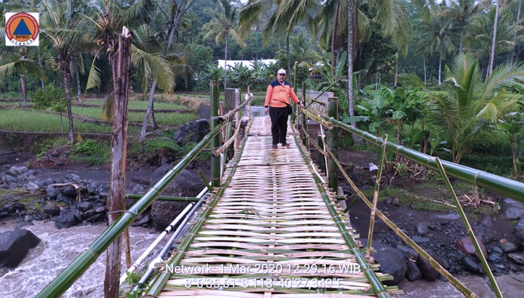 Kondisi fisik Jembatan Klungkung yang terbuat dari bambu pascaambruk. (Foto: BPBD Kabupaten Jember for TIMES Indonesia)