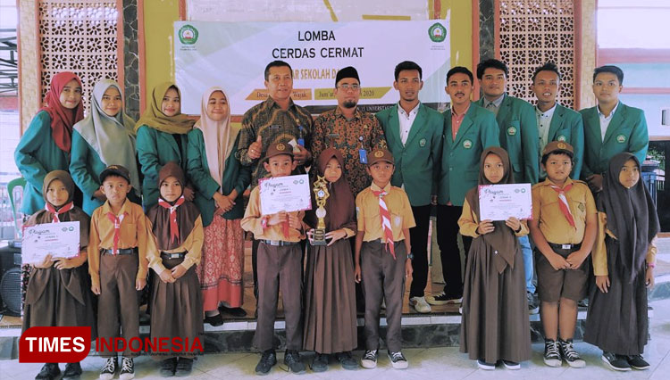 Foto bersama Mahasiswa KKN Kelompok 15 dengan Dewan Guru dan pemenang lomba. (FOTO: AJP/TIMES Indonesia)