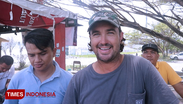 Matt Wright saat diwawancai sejumlah wartawan di tepi Sungai Palu, Sulawesi Tengah, Minggu, (01/03/2020). (FOTO: Sarifah Latowa/TIMES Indonesia)