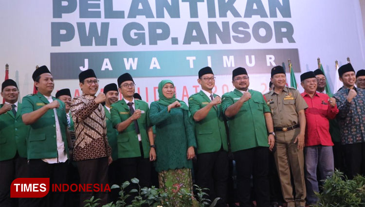 Gubernur Jatim Khofifah bersama Mendesa PDTT Abdul Halim Iskandar dalam pelantikan PW Ansor Jatim. (Foto: Lely Yuana/TIMES Indonesia)