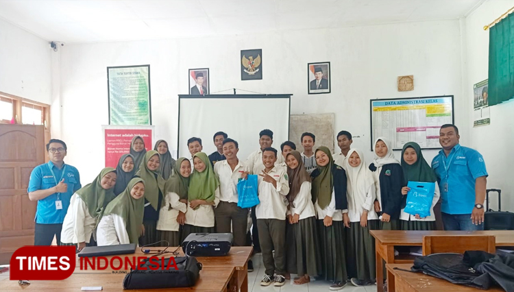 Program Goes To School internet positif oleh Biznet Banyuwangi. (FOTO: Agung Sedana/TIMES Indonesia)