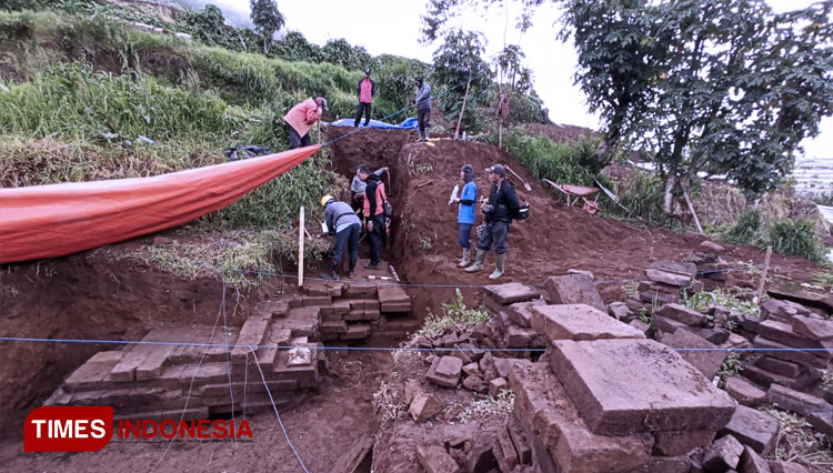 Tim Balai Purbakala sedang melakukan eskavasi temuan profil candi baru. (FOTO: Muchlas/TIMES Indonesia)