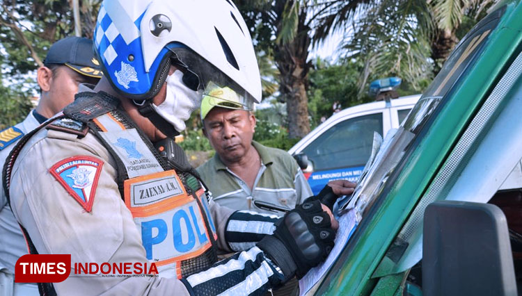 Sejumlah petugas dari Dinas Perhubungan menertipkan angkutan umum yang mangkal di Jl. Joyoboyo, Surabaya, Senin (2/3/2020). (FOTO: Candra Wijaya/TIMES Indonesia)