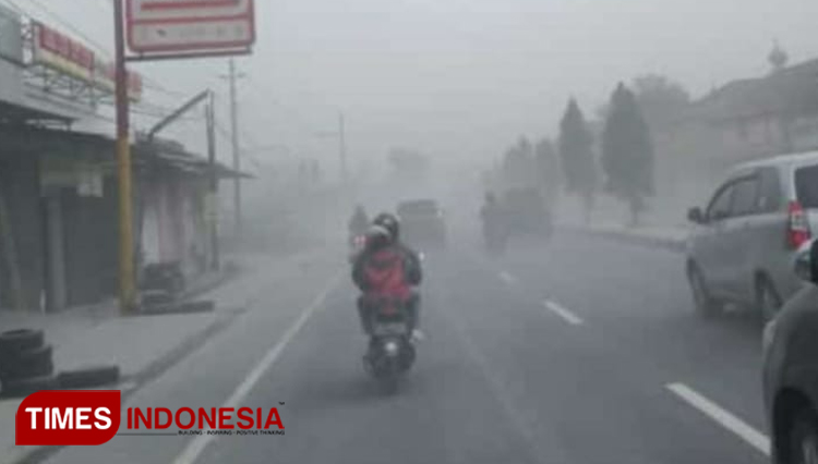 Sejumlah kawasan dan kendaraan bermotor tampak dipenuhi abu Gunung Merapi. (Muhamad Shidiq/TIMES Indonesia)