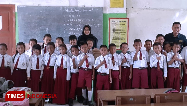Para siswa SD N 01 Sumberwringin, Jember berfoto bersama mahasiswa KKN UM Jember usai mengikuti sosialisasi PHBS di sekolah, Senin (17/2/2020). (FOTO: Humas UM Jember/ AJP TIMES Indonesia)