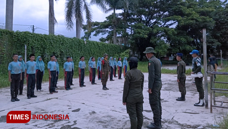 Menwa Unisma saat memberi pelatihan kepada Siswa/Siswi SMKN 4 Malang. (FOTO: AJP/TIMES Indonesia)