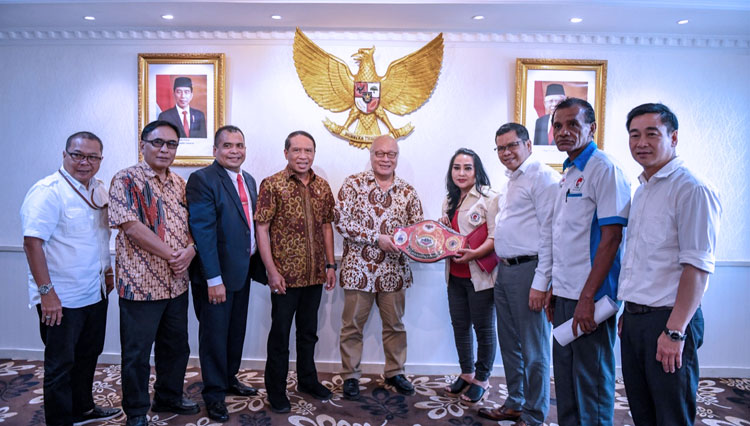 Menpora RI Zainudin Amali (empat kiri) menerima kunjungan dari Yayasan Universitas Prof. Dr. Moestopo dan Federasi Tinju Profesional Indonesia (FTPI) di Lantai 10, Kemenpora, Jakarta, Selasa (3/3).