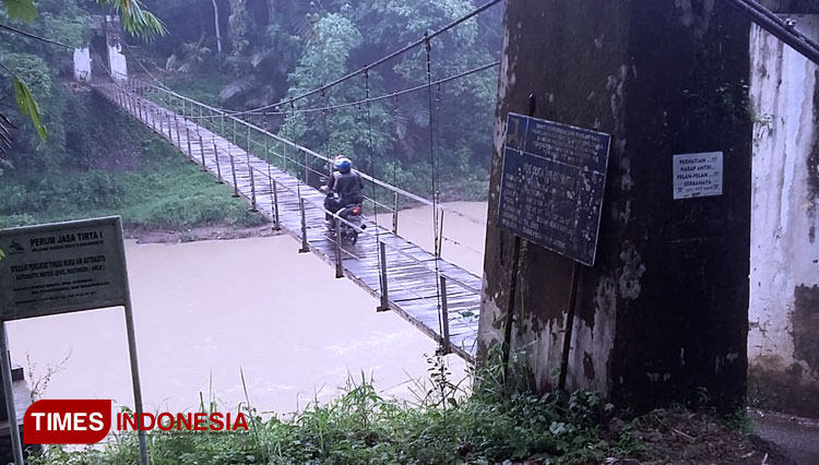 Jembatan gantung penghubung dua desa. (FOTO: Muchlas/TIMES Indonesia)