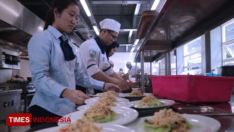 Para mahasiswa bereksperimen seni penyajian di Laboratorium Culinary Art Akademi Sages, Surabaya, Selasa (3/3/2020). (Foto: Lely Yuana/TIMES Indonesia)