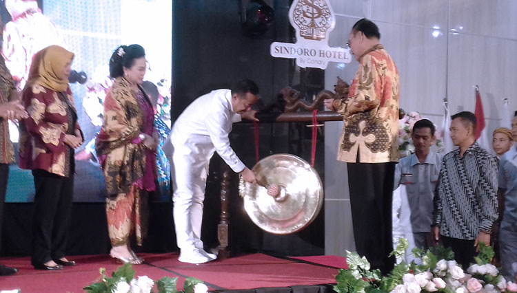 Bupati resmikan Sindoro Hotel dengan memukul gong. (FOTO: Estanto dan Pendim Cilacap/TIMES Indonesia)