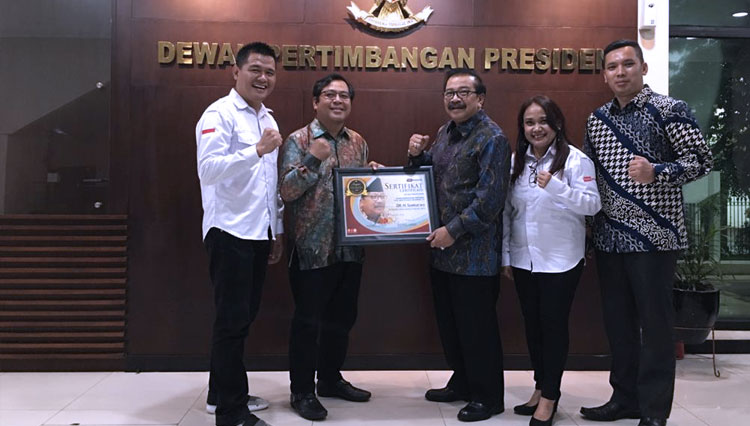 Pemberian Anugerah TIMES Indonesia 2019 untuk Tokoh Pria Berpengaruh Jawa Timur 2019 kepada Wantimpres RI Dr H SoekarwoJakarta, (4/2/2020).